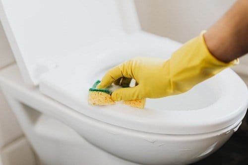 Cleaning a toilet rim