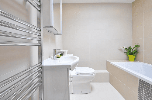 Compact 2-piece toilet for small bathroom